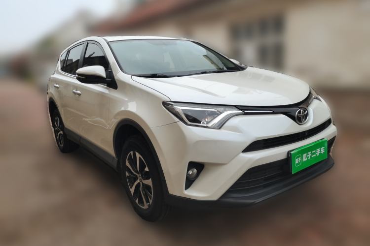 Used Toyota RAV4 2016 2.0L CVT Two-Wheel Drive Fashion Edition China V Standard Front Right 45 Deg