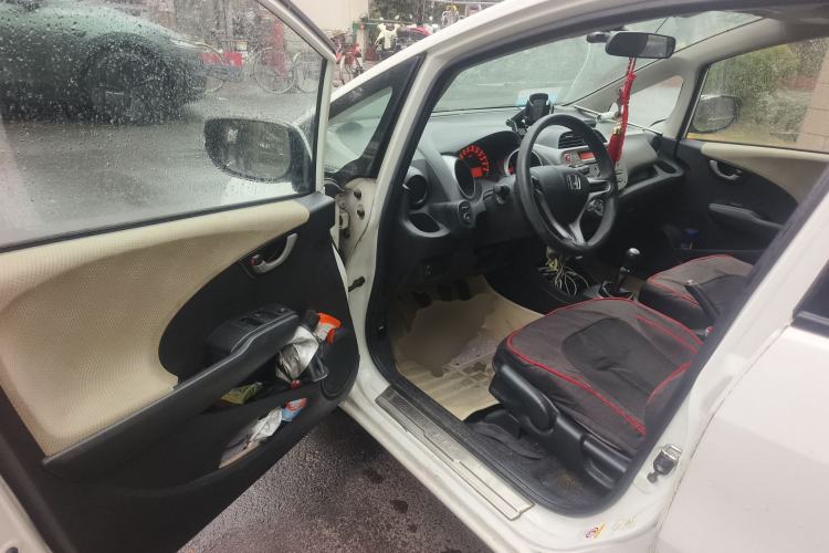 Used Honda Fit 2011 1.5L manual luxury version

