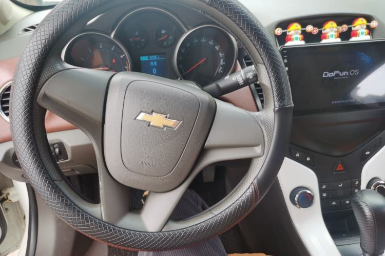 Used Chevrolet Cruze 2015 1.5L Classic SE AT Center Console