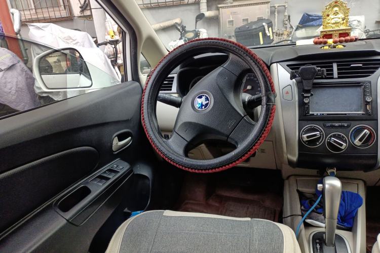 Used Venucia R50 2015 1.6L Automatic Fashion Edition
