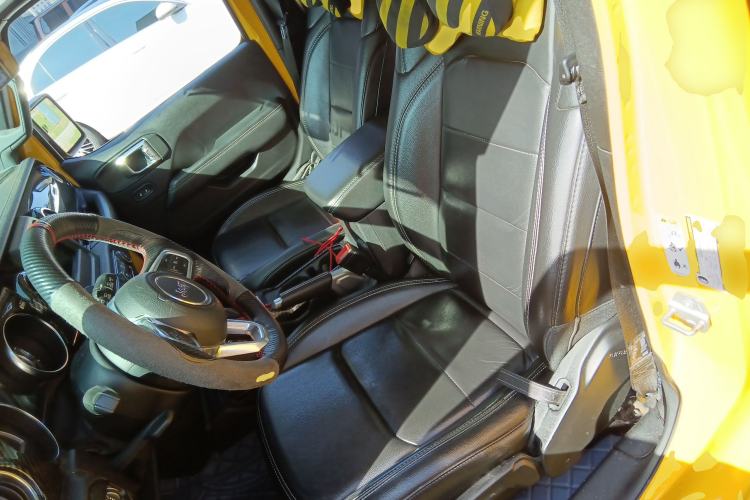 Used Jeep Wrangler 2019 2.0T Sahara Four-Door Version China VI Emission Standard Left Front Seat