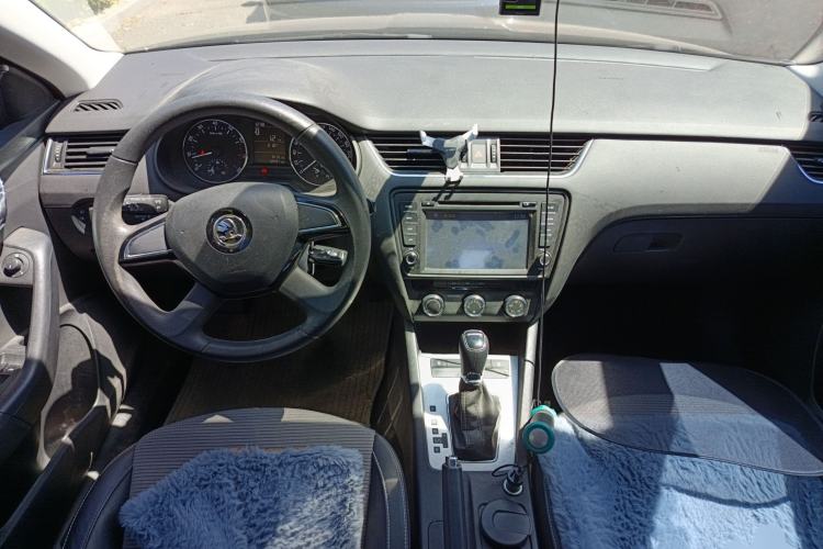 Used Skoda Octavia 2016 1.6L Automatic Chuanxing Edition Center Console