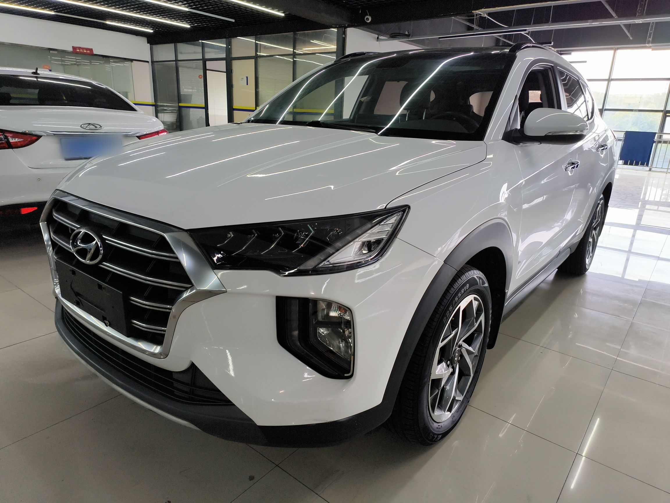 تحت مقدمة السيارة