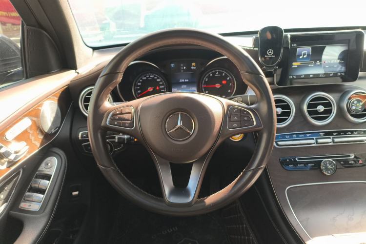 Used Mercedes-Benz GLC 2016 GLC 300 4MATIC Dynamic Model Steering Wheel