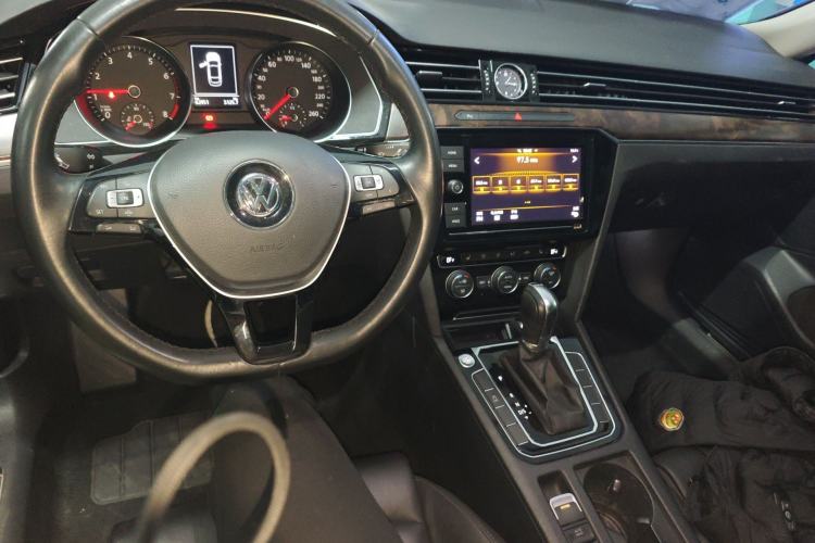 Used Volkswagen Magotan 2019 330TSI DSG Luxury Version China VI Standard Center Console