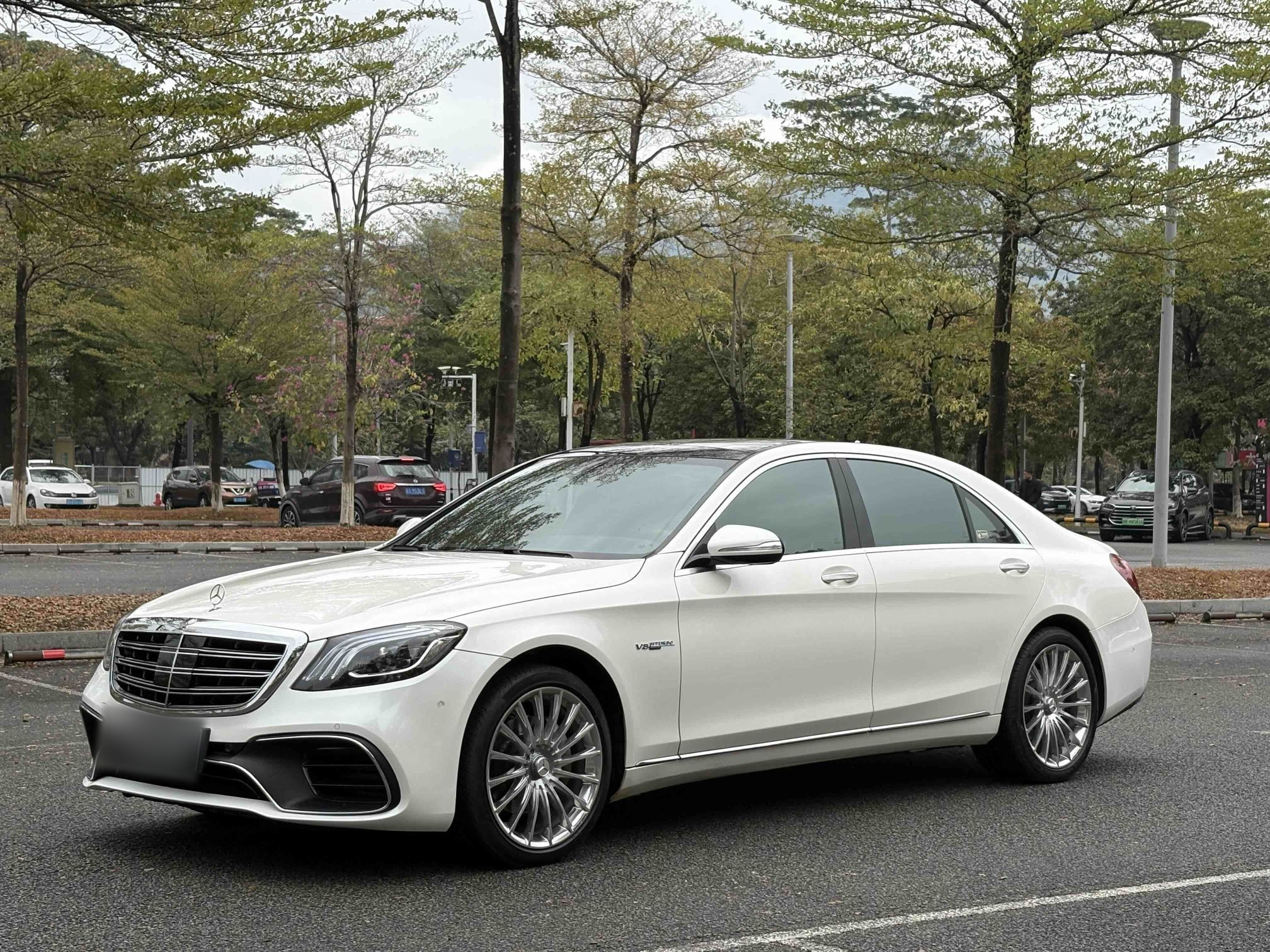 Под передней частью автомобиля