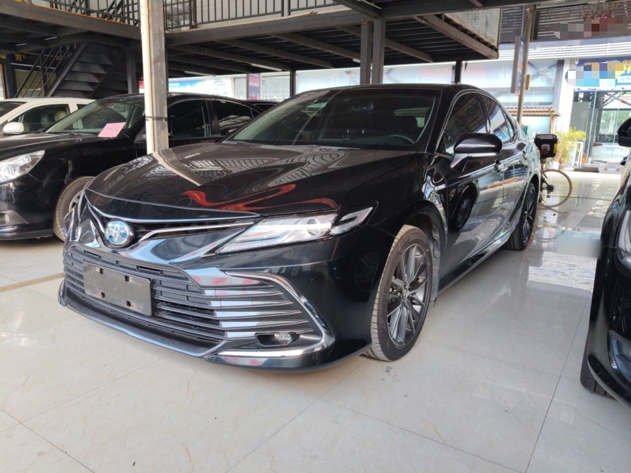 تحت مقدمة السيارة