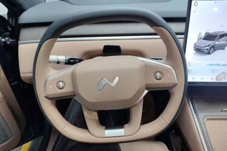 Used ONVO Luxeed L90 2025 Model—Max Six-Seater Version Steering Wheel