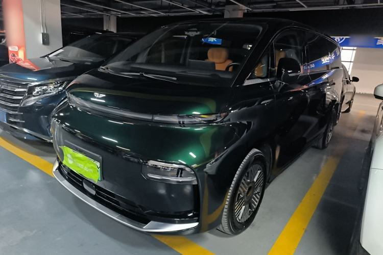 Used Geely Galaxy LEVC L380 2024 140-Degree 6-Seater All-Wheel-Drive Ultra