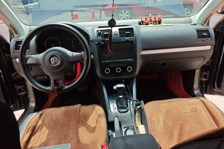 Used Volkswagen Sagitar 2011 1.6L Automatic Comfort Edition Center Console