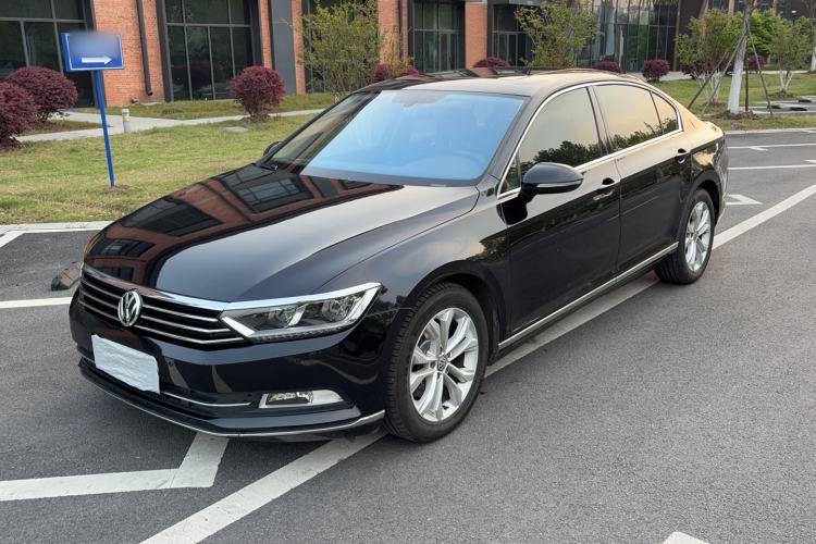 Used Volkswagen Magotan 2017 330TSI DSG Luxury Model Front Left 45 Deg