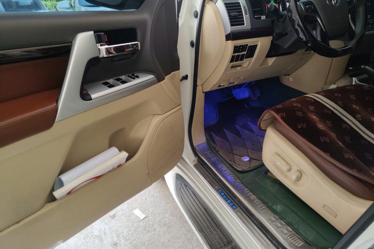 Used Toyota Land Cruiser 2015 4.0L V6 Middle East Low-Trim Version Driver Seat