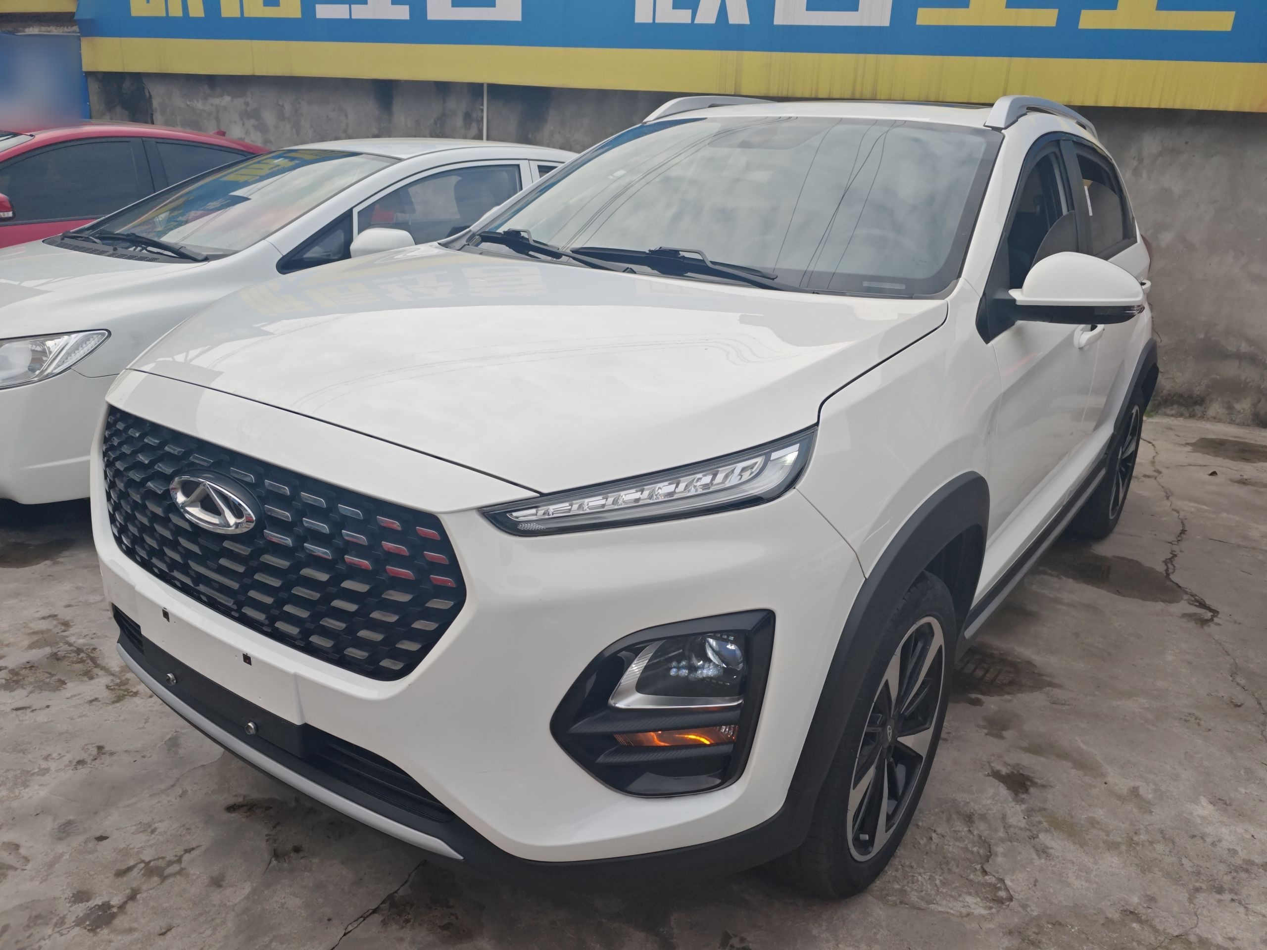 تحت مقدمة السيارة