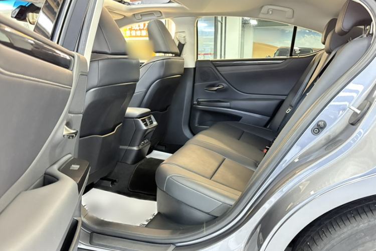 Used Lexus ES 2020 300h Premier Edition Interior 3