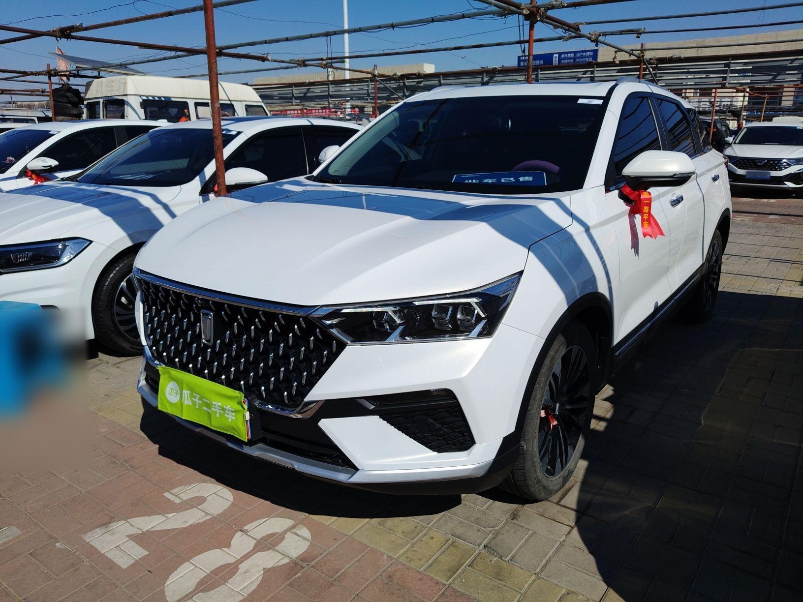 Под передней частью автомобиля