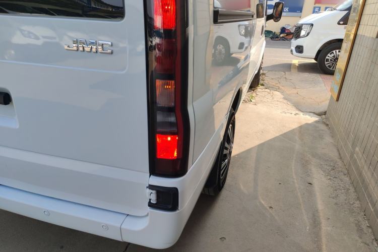 Used JMC Fushun 2025 2.0T 6MT Diesel Mid-Roof Mid-Height Commercial Multi-Purpose 7-Seater Passenger Vehicle