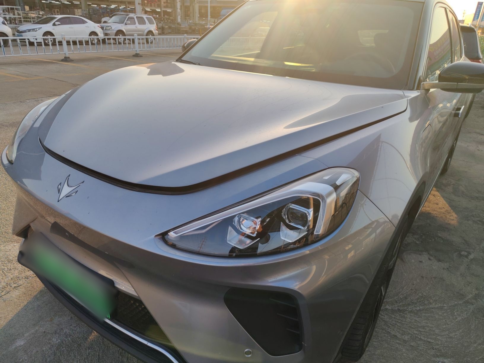 تحت مقدمة السيارة