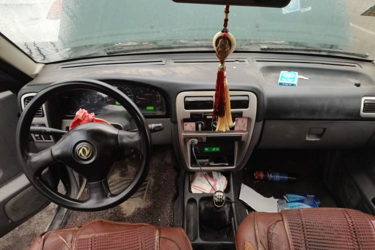 Used Dongfeng Ruichi 2015 2.5T Two-Wheel Drive Classic Long Cargo Box ZD25TCI Center Console