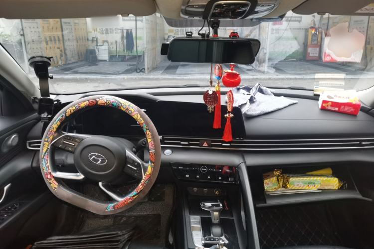 Used Hyundai Elantra 2021 1.5L CVT GLX Elite Edition Center Console