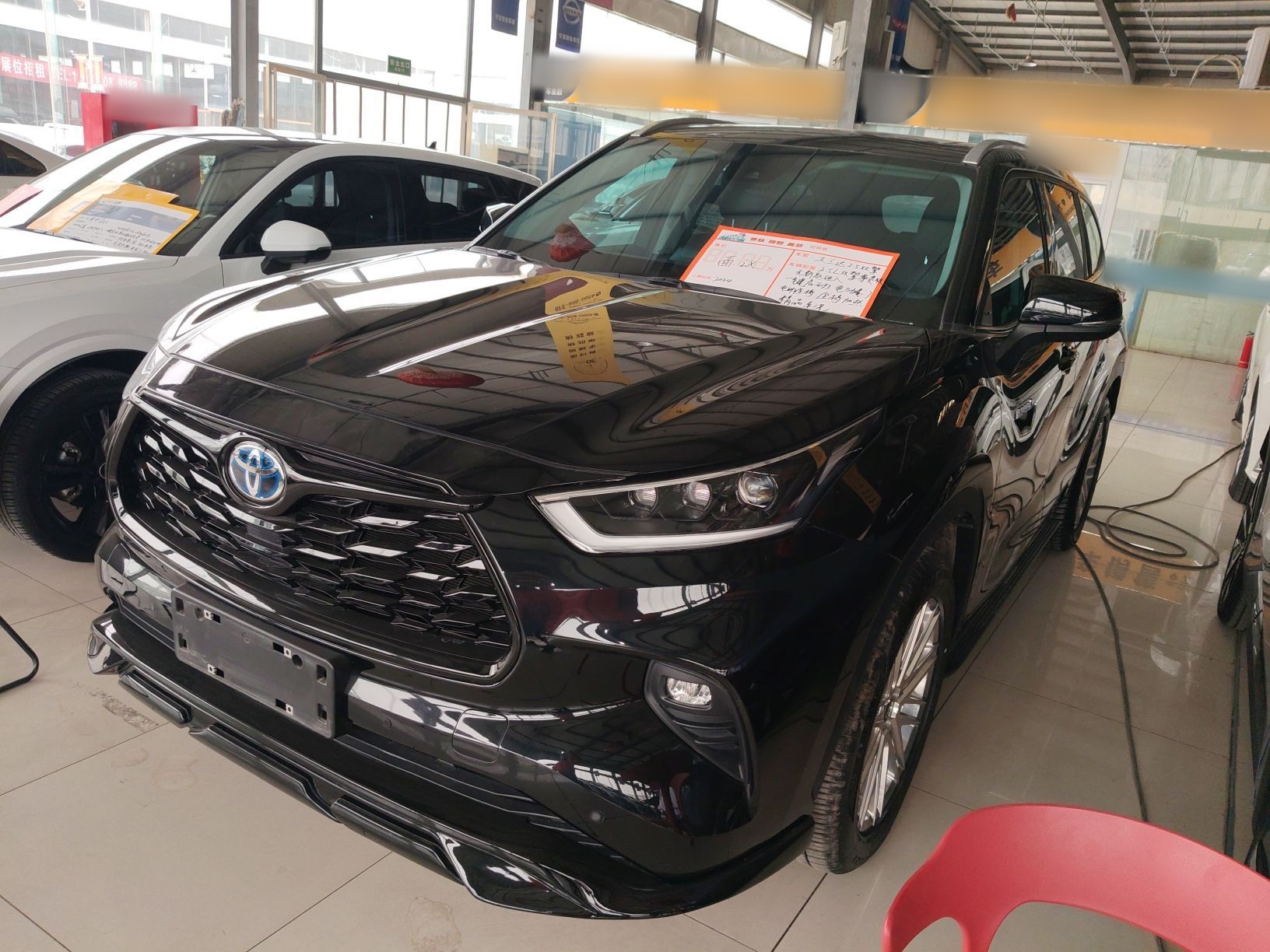 تحت مقدمة السيارة