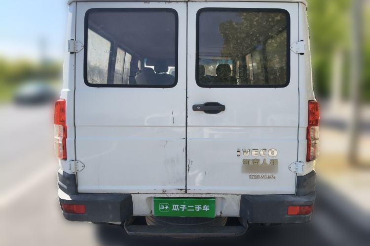 Used Iveco Daily 2020 2.5T A35 Passenger Van with Dual Tires Low Roof 5-9 Seats China V Emission Standard Rear