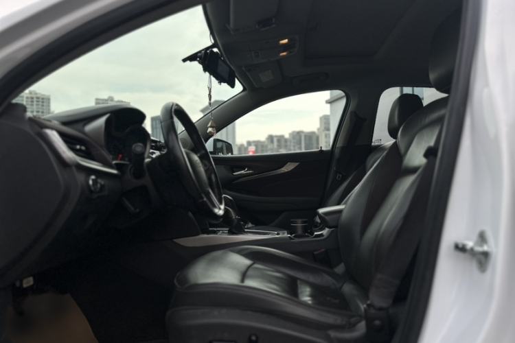 Used Chevrolet Malibu 2017 1.5T Automatic Luxury Edition Interior 5