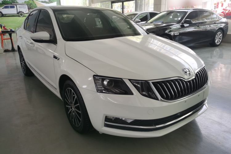 Used Skoda Octavia 2019 1.5L Automatic Smart Drive Luxury Edition China VI Standard Front Right 45 Deg