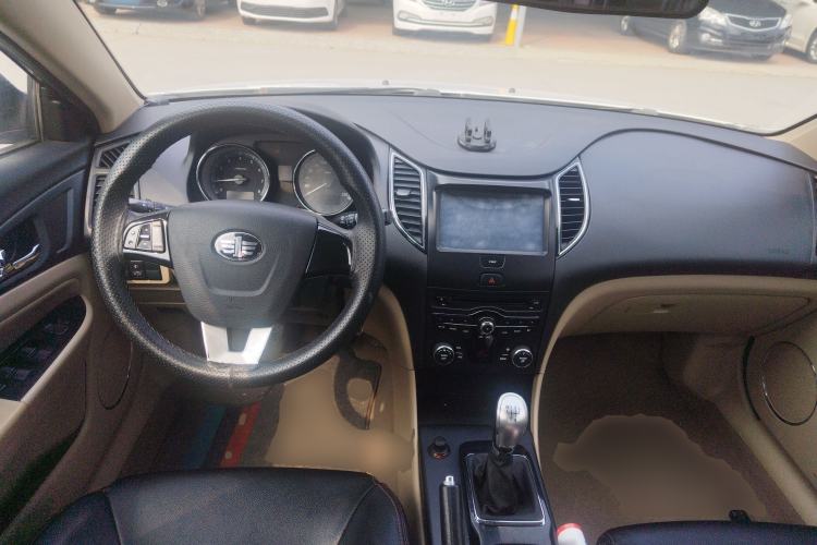 Used Bestune B50 2013 1.6L manual Comfort trim level Center Console