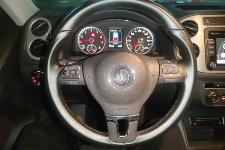 Used Volkswagen Tiguan 2015 2.0 TSI Automatic All-Wheel Drive Luxury Edition Steering Wheel