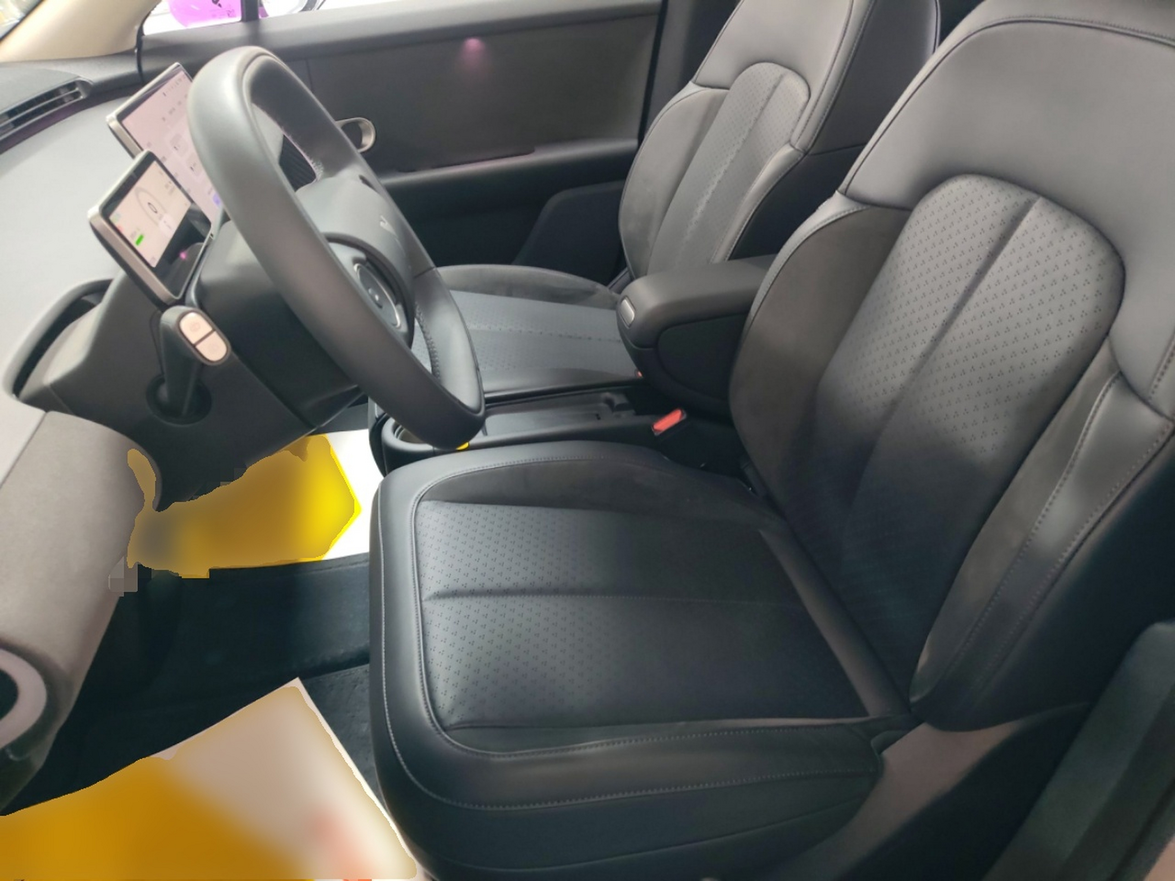 المقاعد الأمامية داخل السيارة