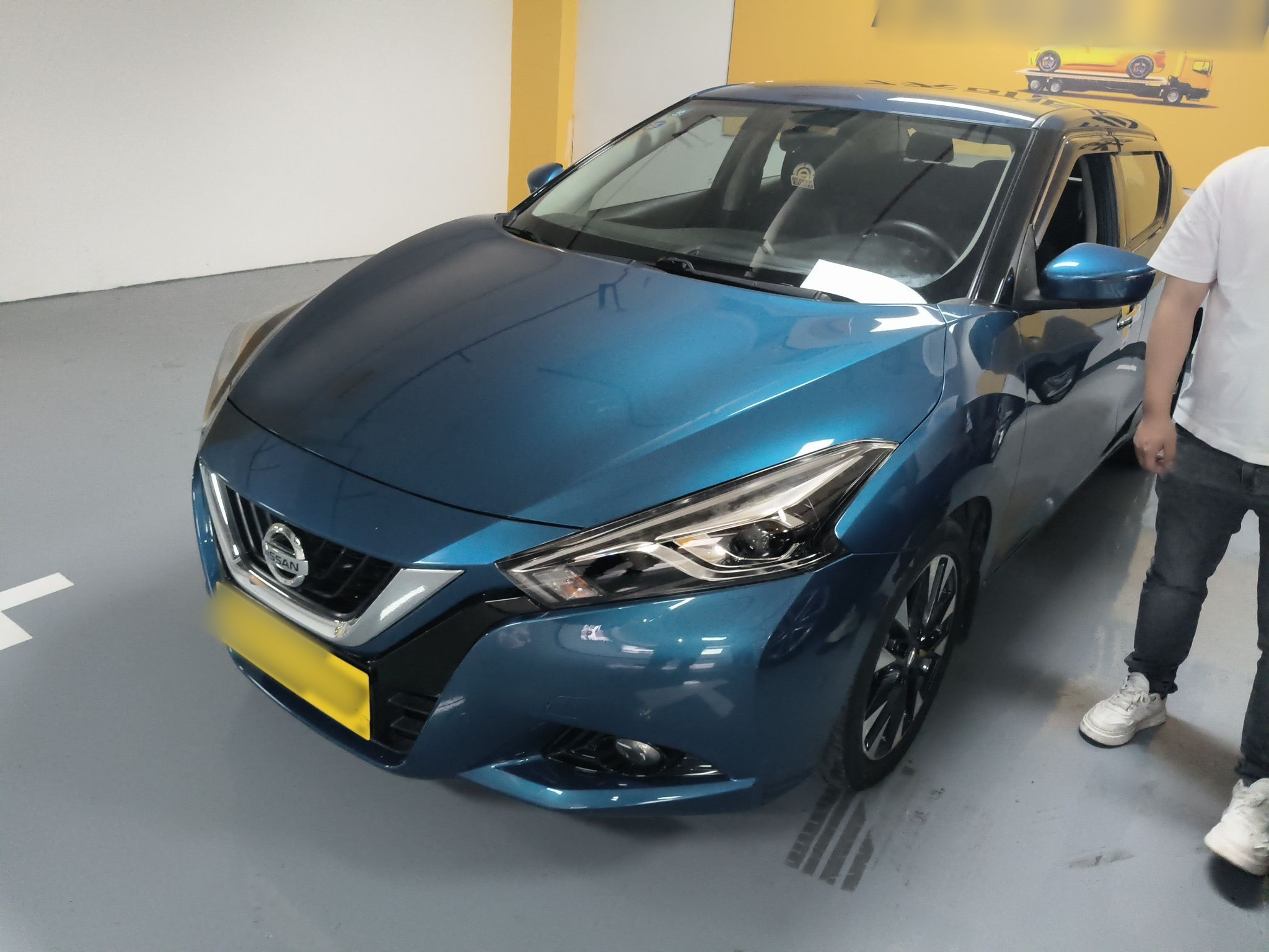 Под передней частью автомобиля