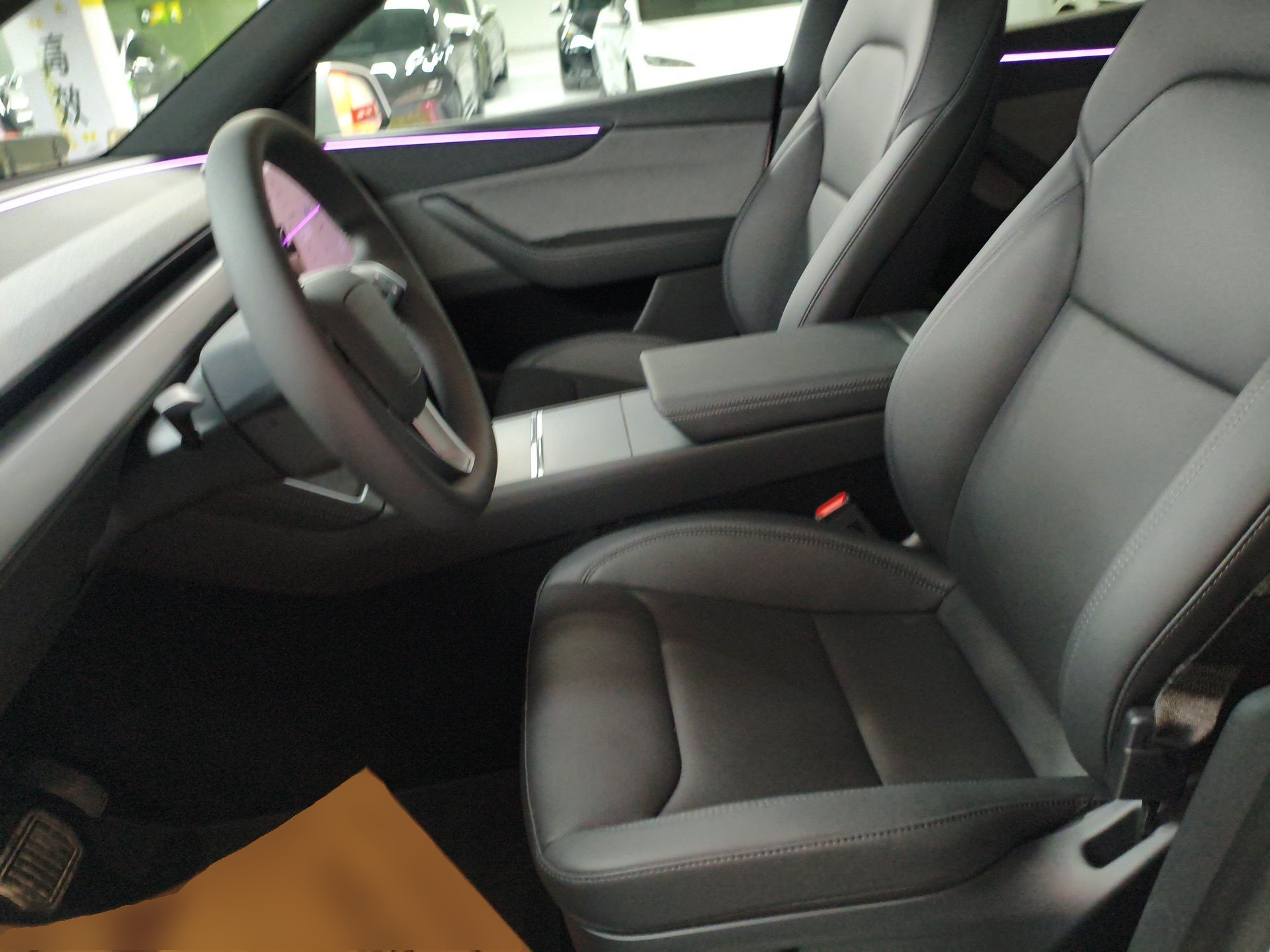 المقاعد الأمامية داخل السيارة