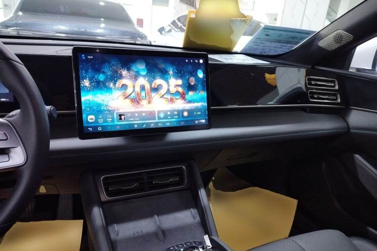 Used BYD Qin L 2025 DM-i Smart Drive 120KM Superior Model Center Console