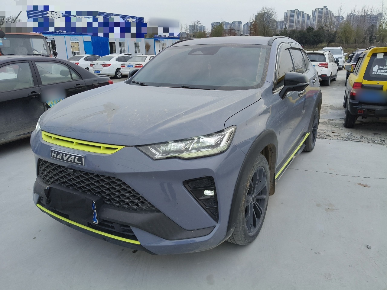 Под передней частью автомобиля