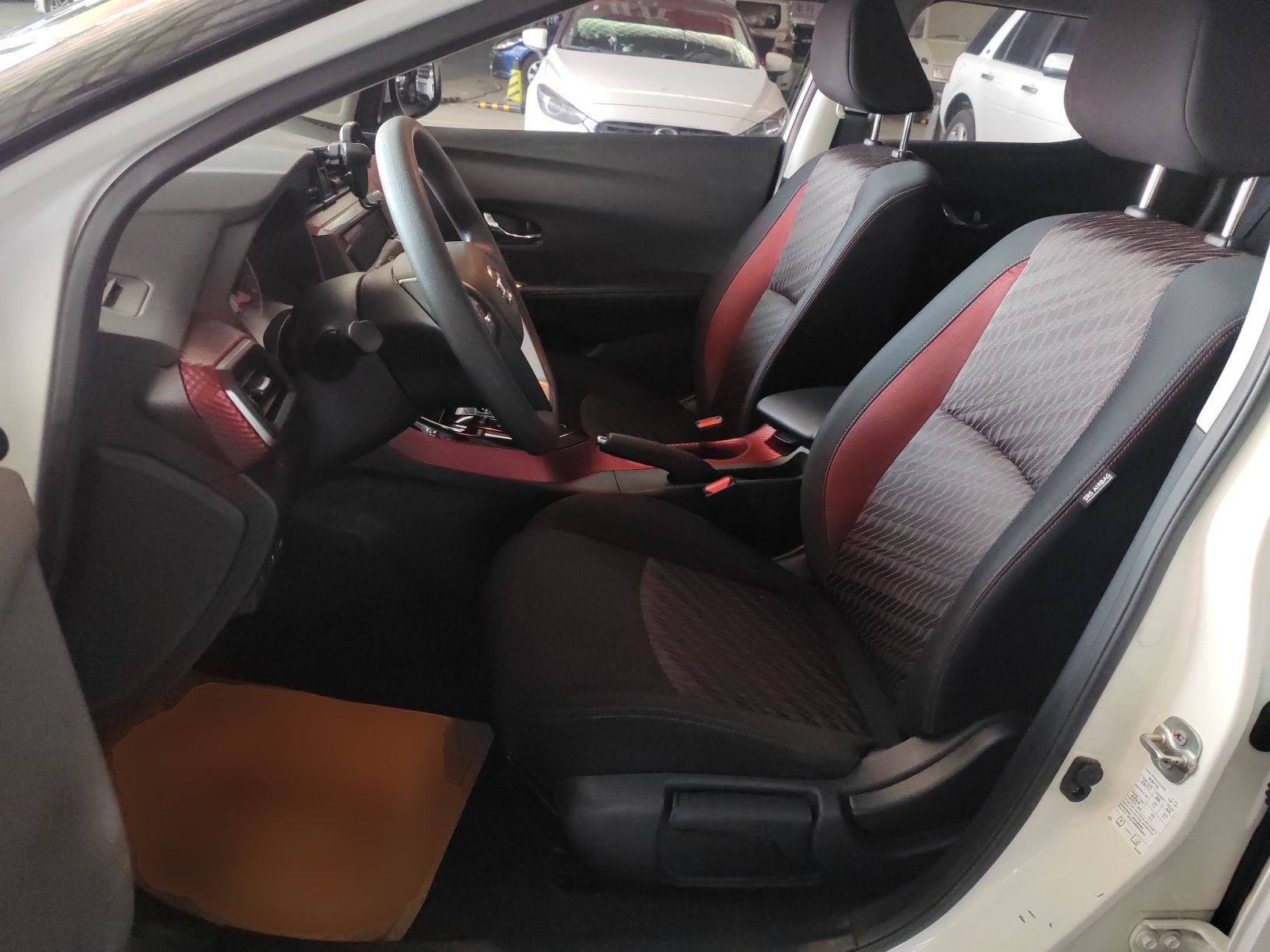 المقاعد الأمامية داخل السيارة