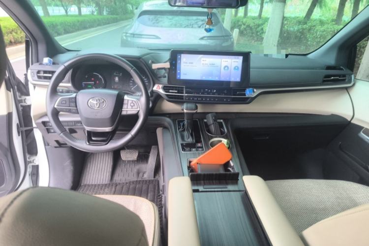 Used Toyota SIENNA 2021 2.5L Hybrid Premium Edition Center Console