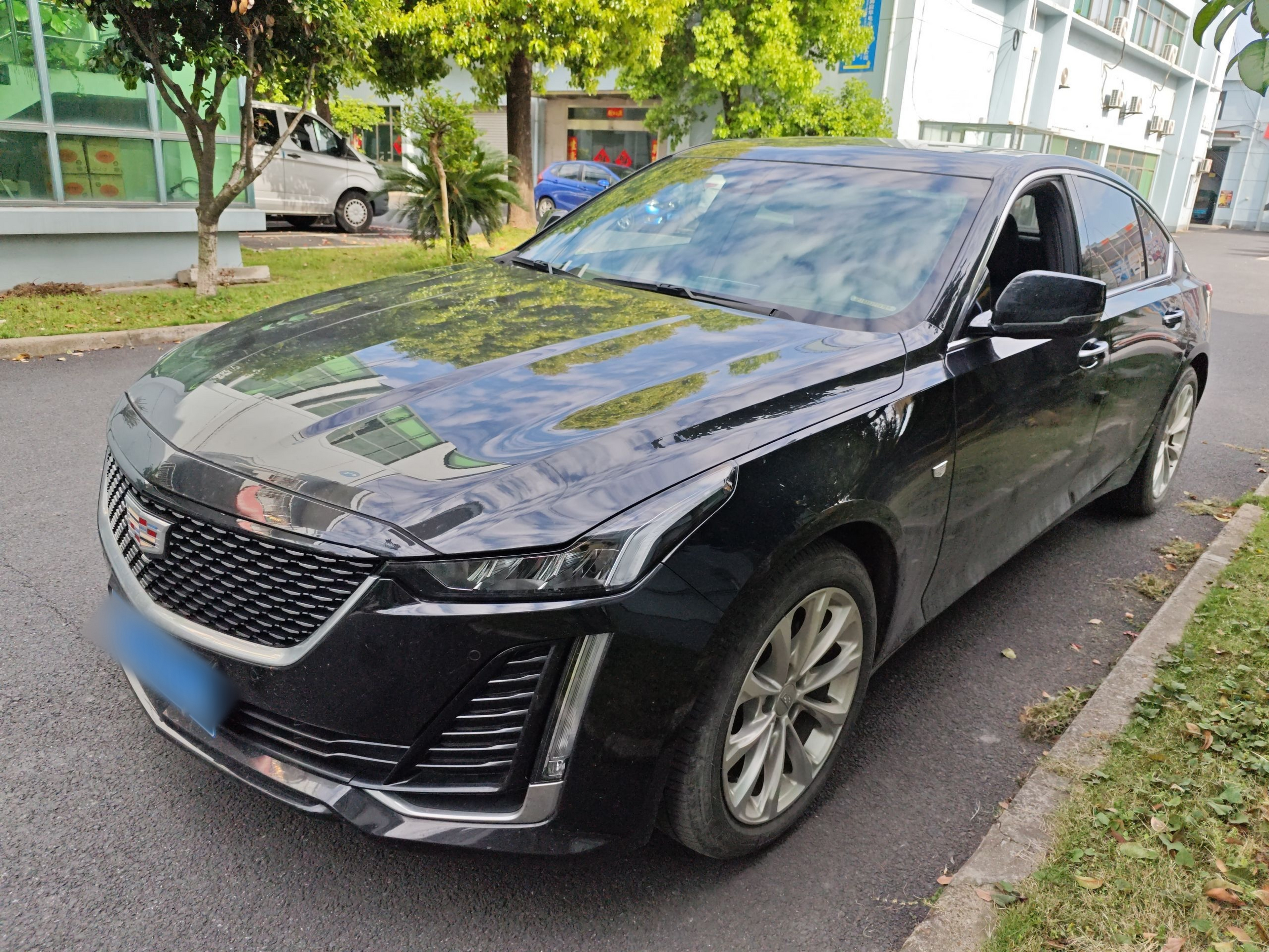 Под передней частью автомобиля