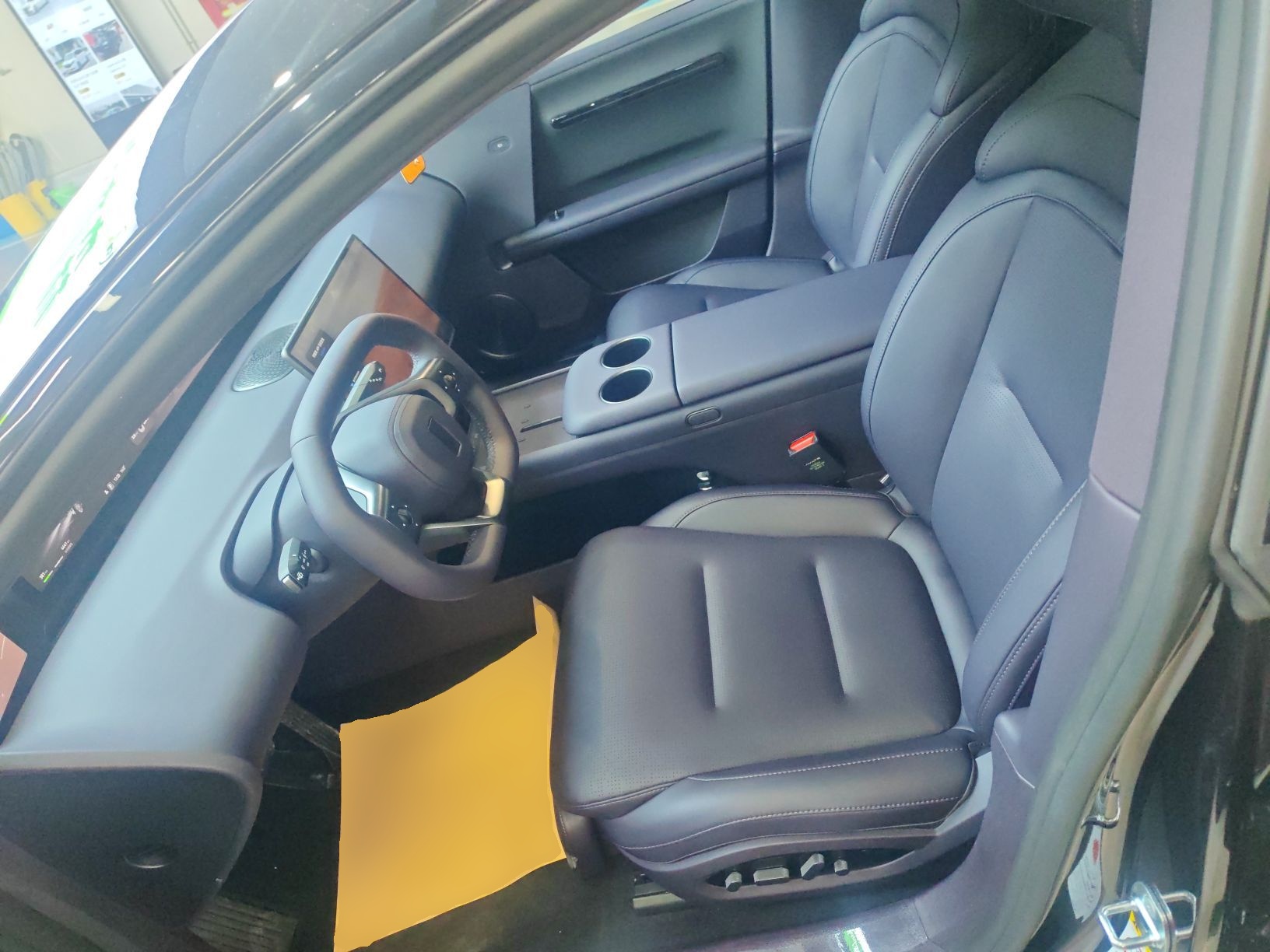 المقاعد الأمامية داخل السيارة