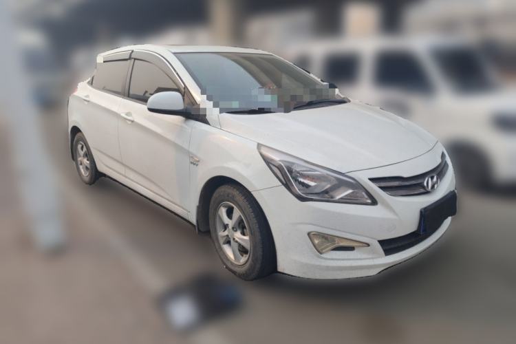 Used Hyundai Verna Ray 2014 1.4L Automatic GLX Front Right 45 Deg