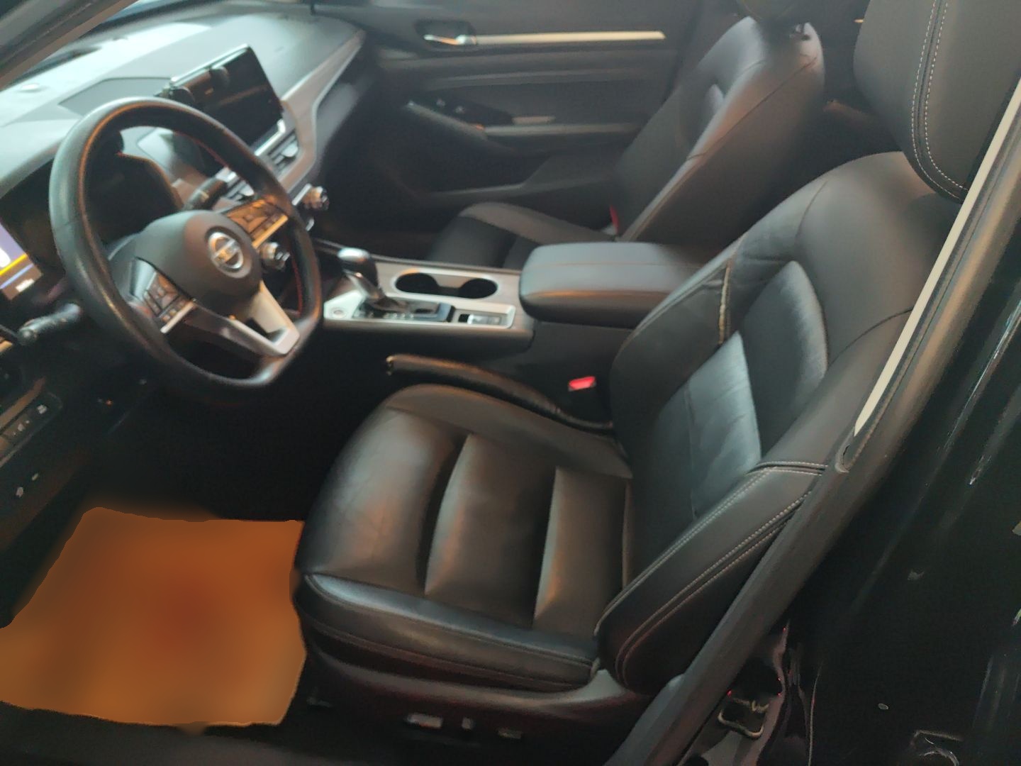 المقاعد الأمامية داخل السيارة