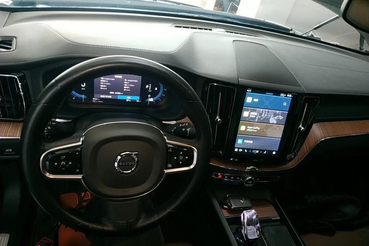 Used Volvo XC60 2024 B5 4x4 Smart Luxury Edition Center Console