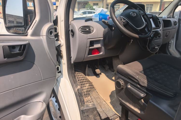 Used SAIC MAXUS Xintu V80 2018 2.5T 6-Speed Manual Aoyuntong Facelifted Short Wheelbase Mid-Height 5-6-Seater Driver Seat