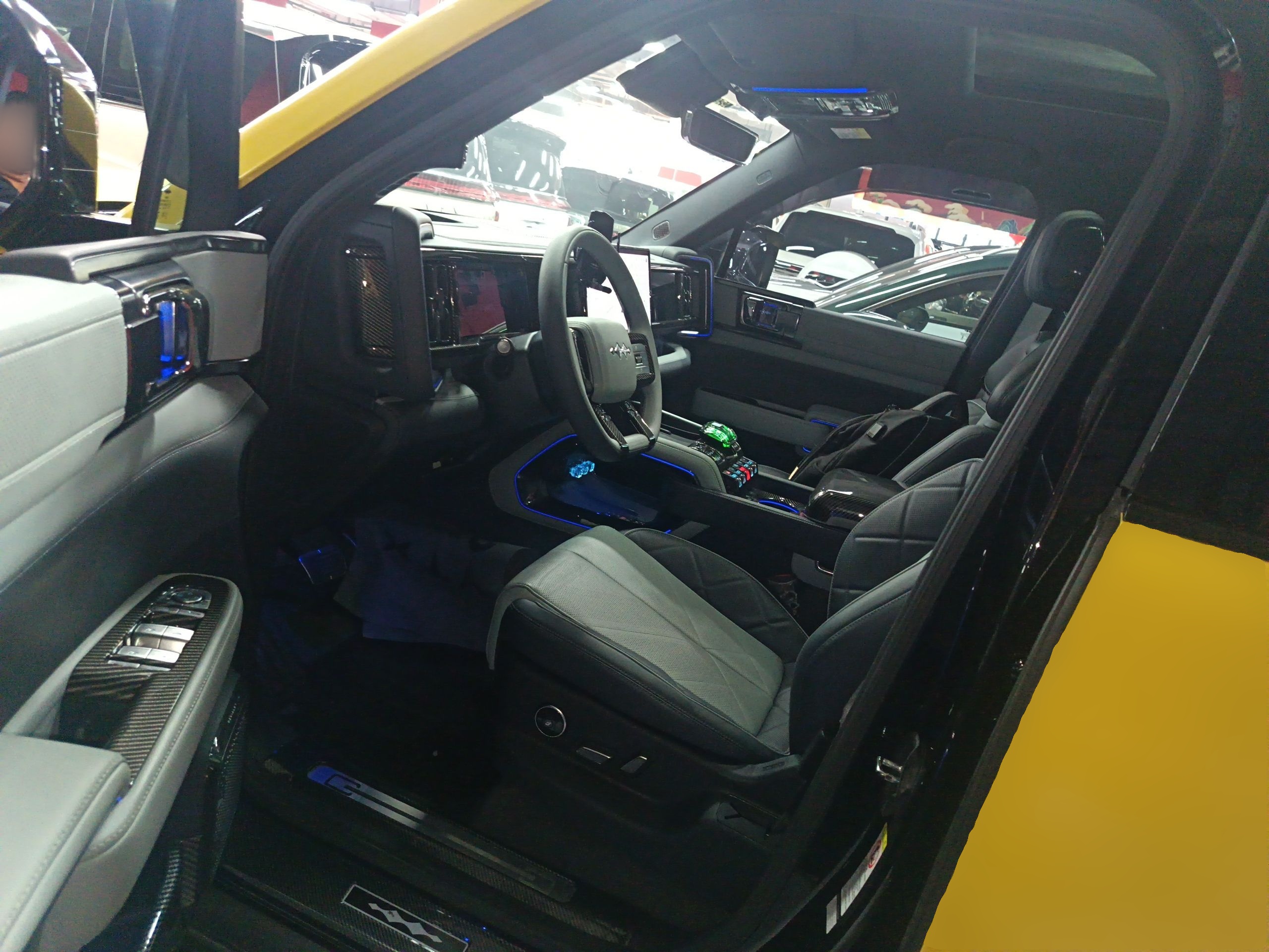 المقاعد الأمامية داخل السيارة