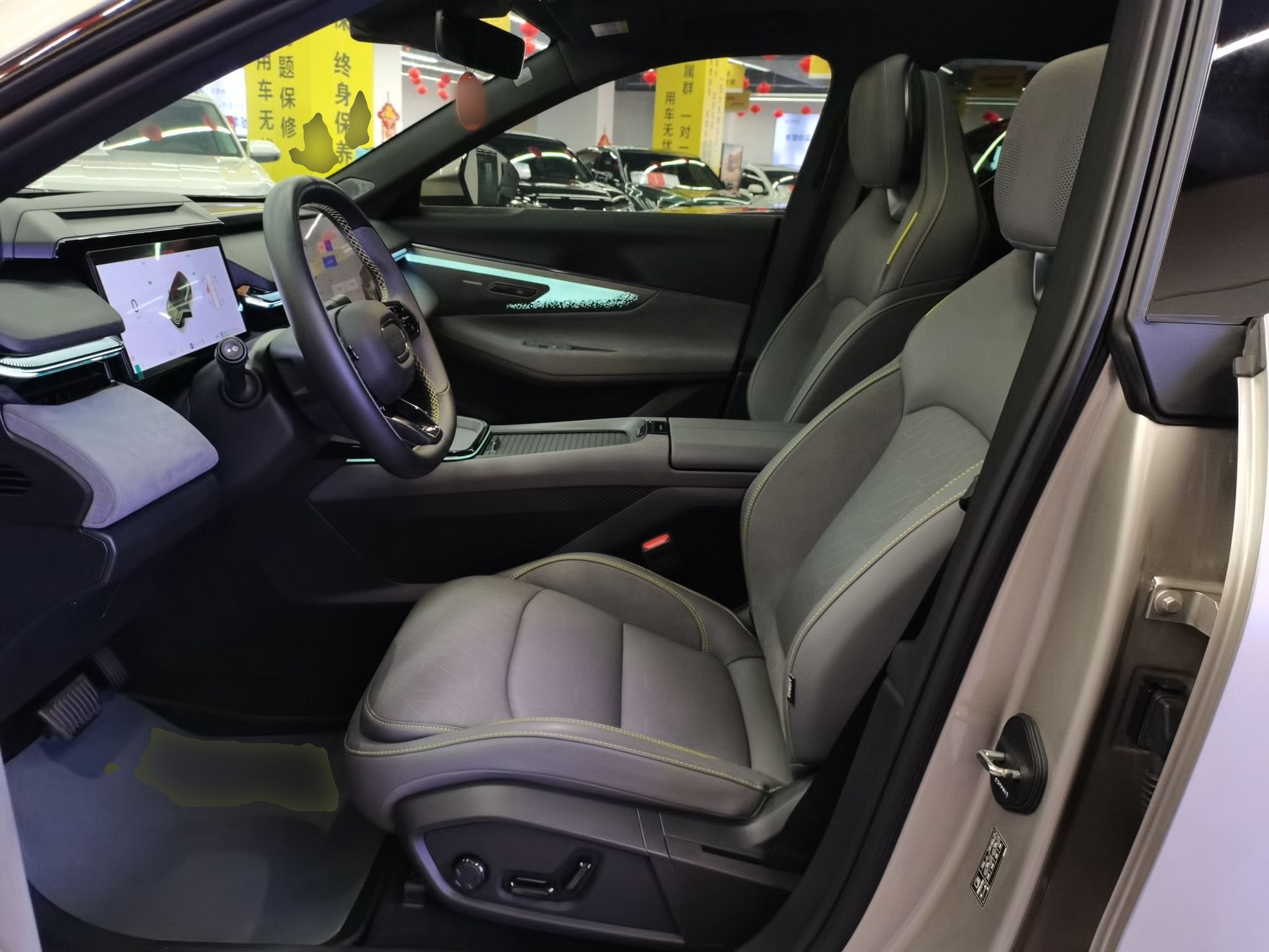 المقاعد الأمامية داخل السيارة