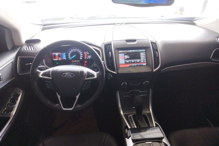 Used Ford Edge 2015 2.0T GTDi 4x4 High-Grade Model Center Console