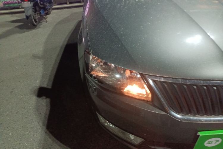 Used Skoda Rapid 2015 1.6L Automatic Smart Selection Model
