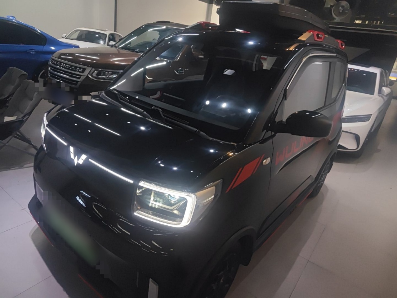 تحت مقدمة السيارة