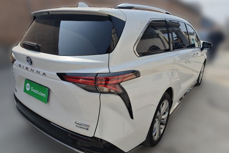 Used Toyota Sienna 2023 2.5L Hybrid Deluxe Edition