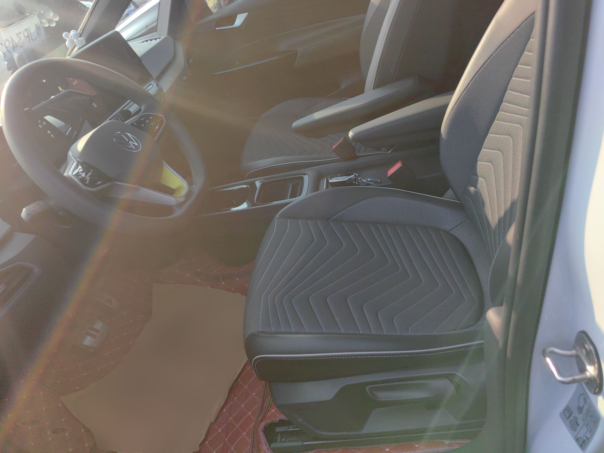 المقاعد الأمامية داخل السيارة