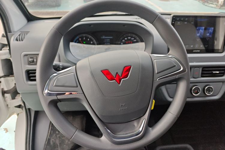 Used Wuling Yangguang 2024 300km Comfort-Grade Passenger Van 60kW